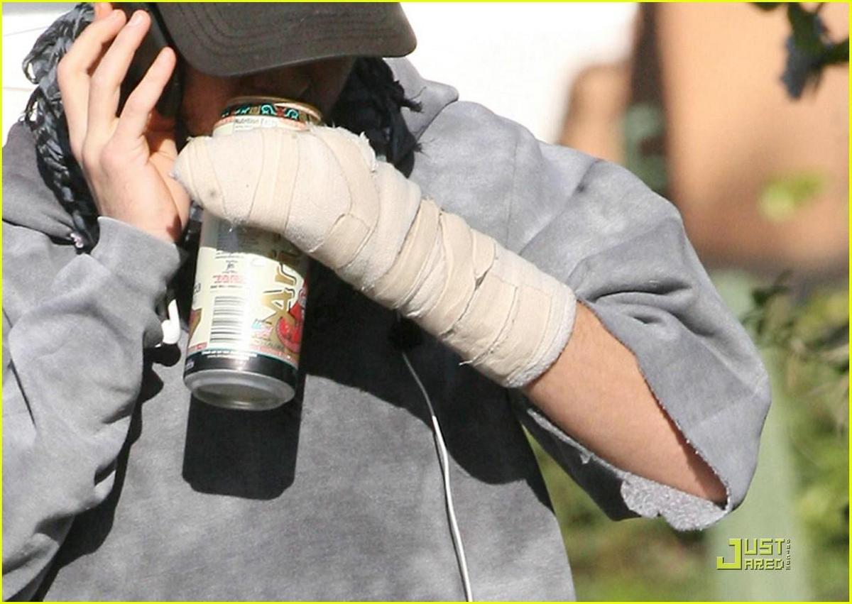 /dateien/np66944,1289495380,shia-labeouf-liquor-store-03