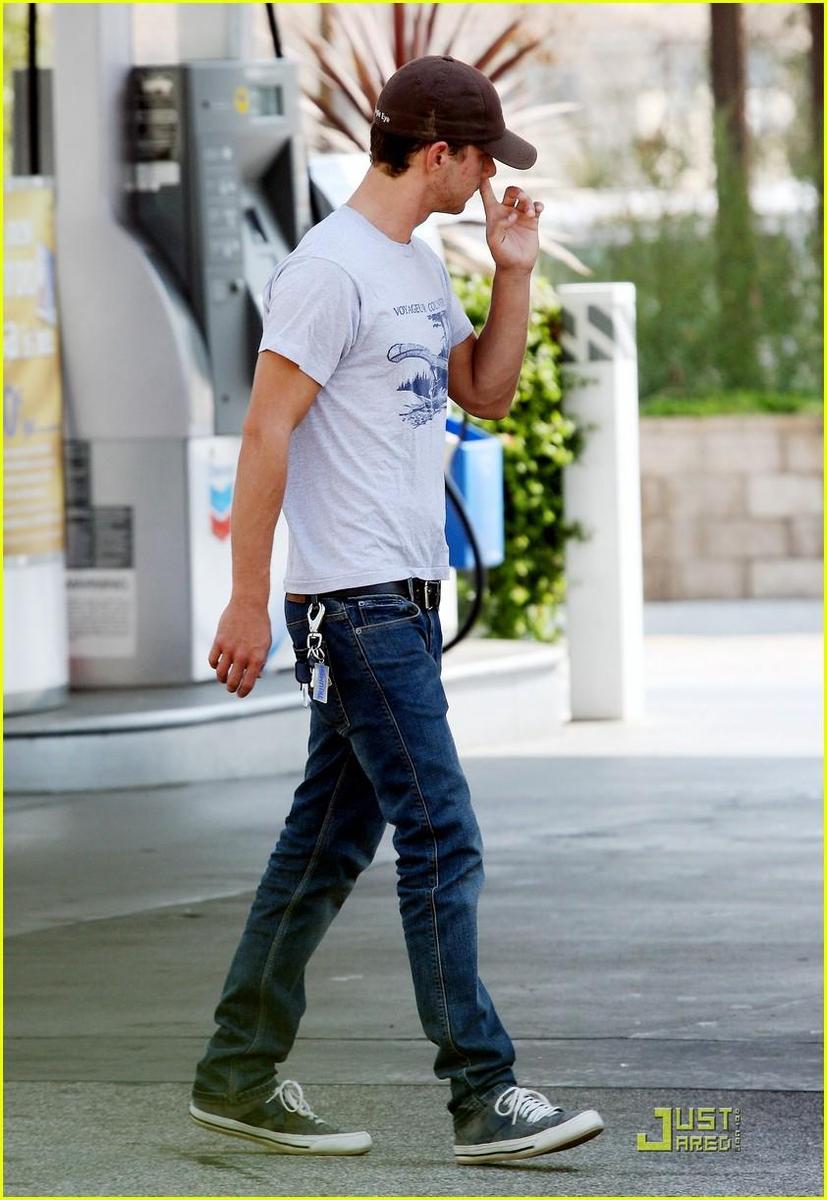 /dateien/np66944,1289587810,shia-labeouf-gas-station-04