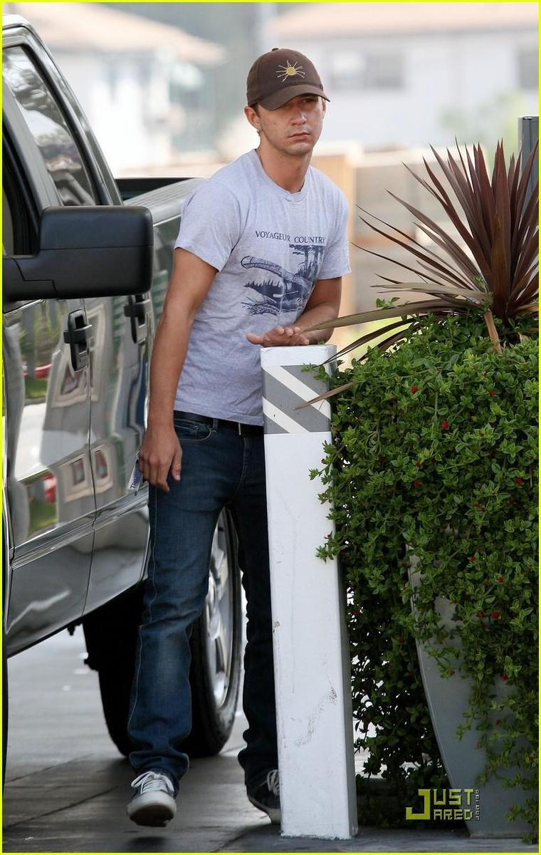 /dateien/np66944,1289587810,shia-labeouf-gas-station-05