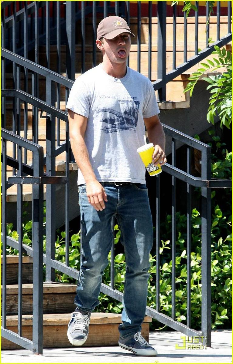/dateien/np66944,1289587810,shia-labeouf-gas-station-06