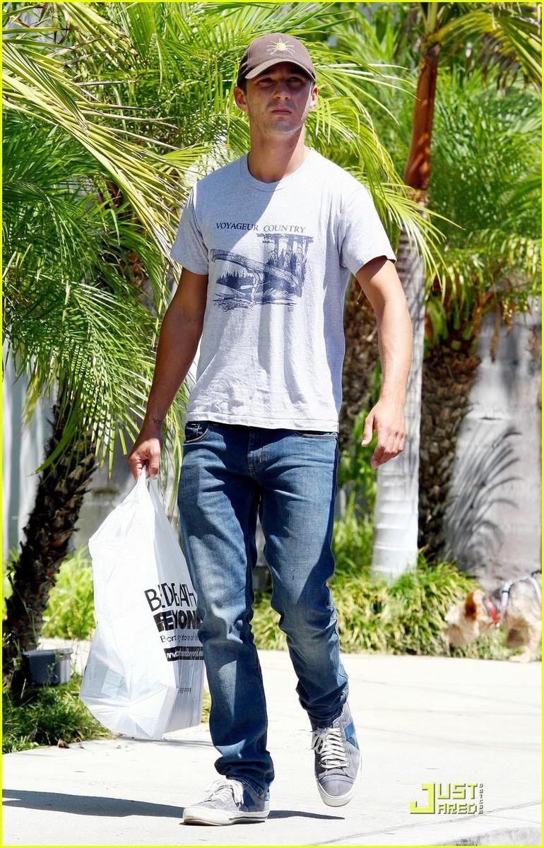 /dateien/np66944,1289587981,shia-labeouf-gas-station-07