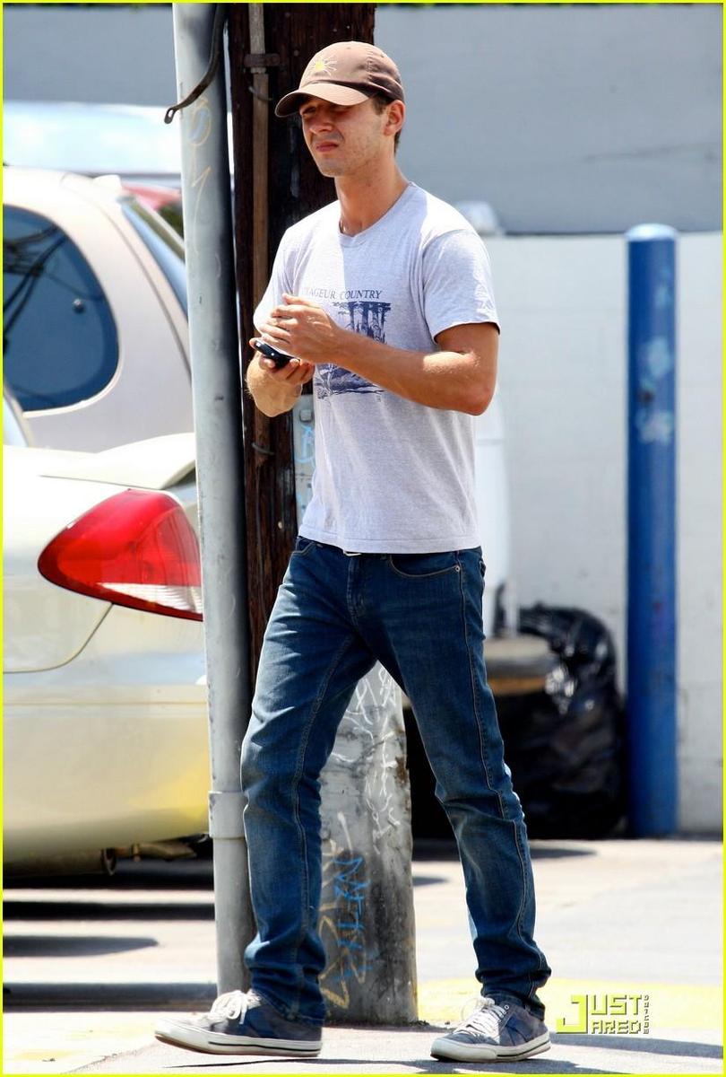 /dateien/np66944,1289587981,shia-labeouf-gas-station-08