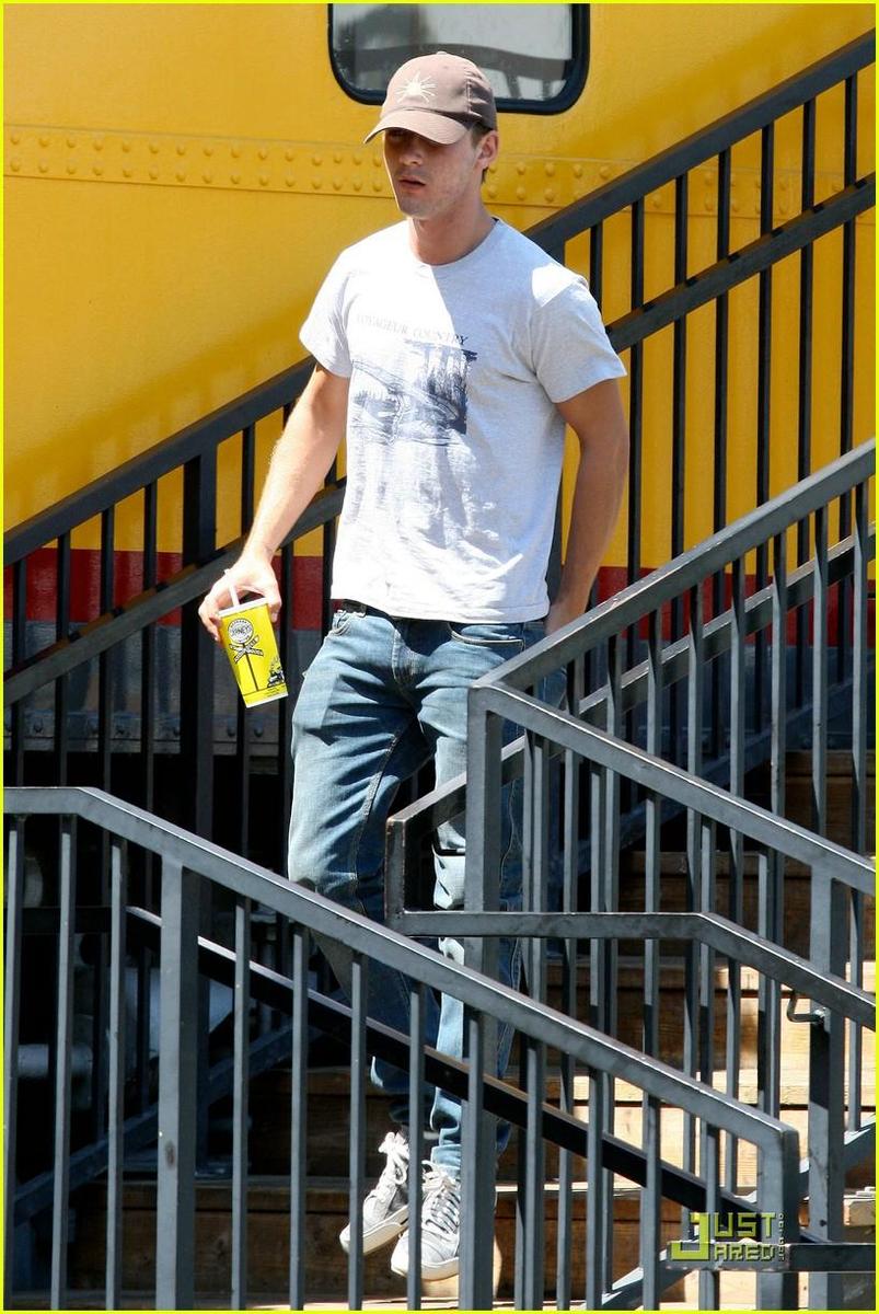 /dateien/np66944,1289587981,shia-labeouf-gas-station-10