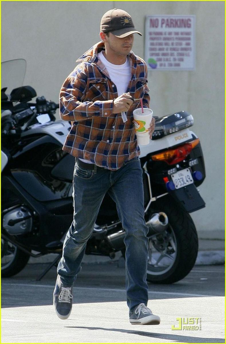 /dateien/np66944,1289588230,shia-labeouf-robeks-cops-01