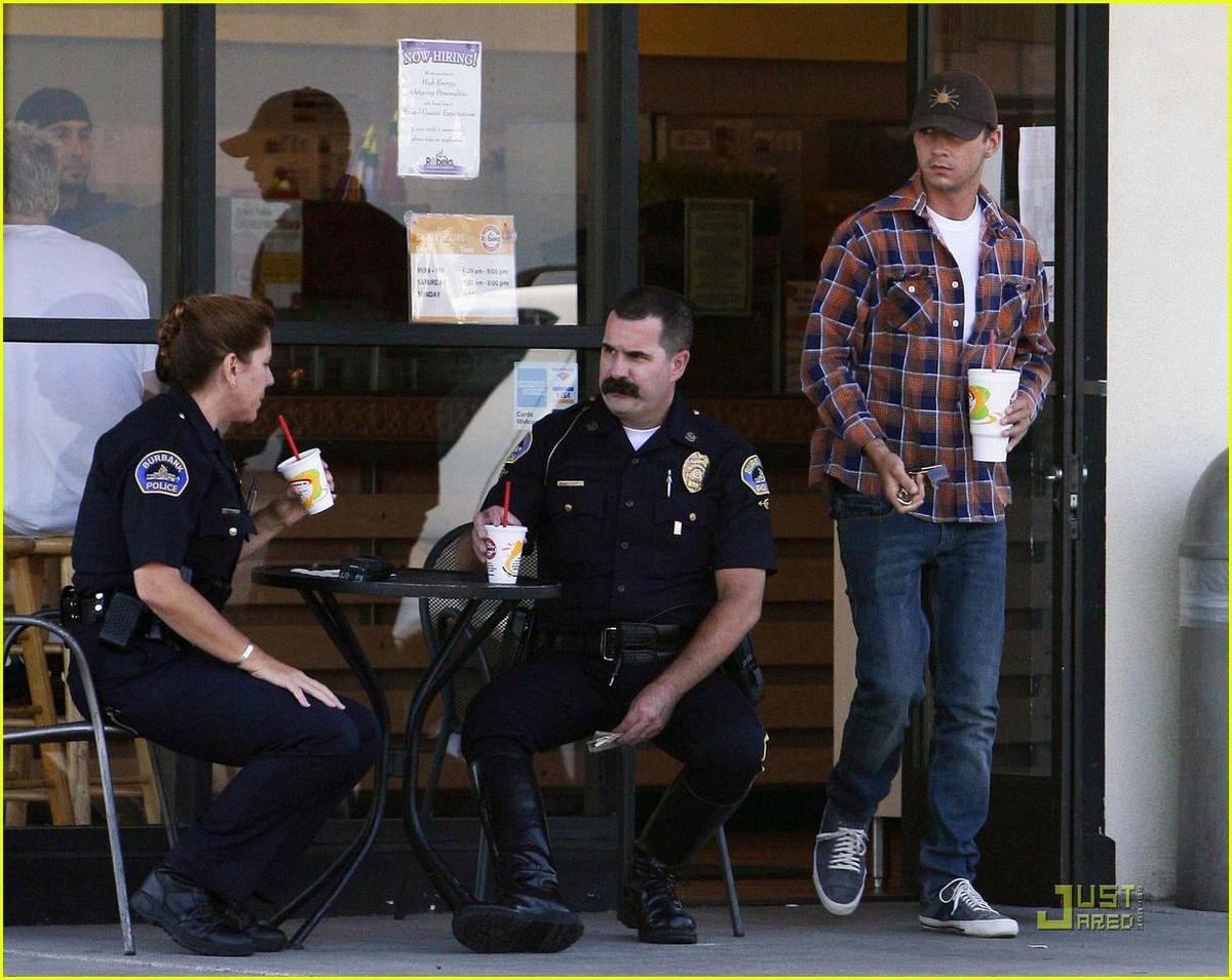 /dateien/np66944,1289588230,shia-labeouf-robeks-cops-02