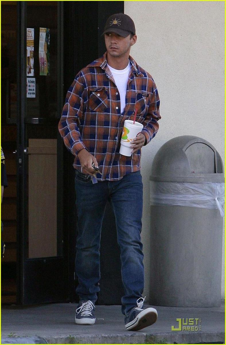 /dateien/np66944,1289588230,shia-labeouf-robeks-cops-05