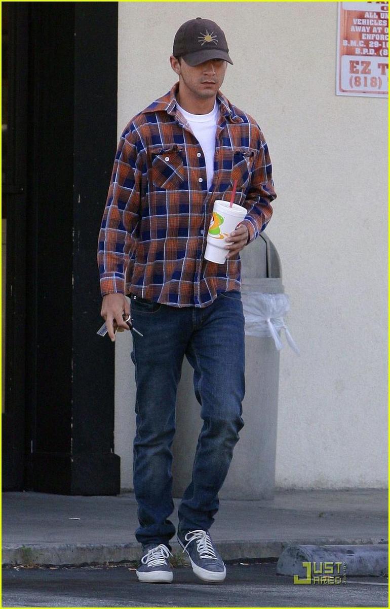 /dateien/np66944,1289588353,shia-labeouf-robeks-cops-06