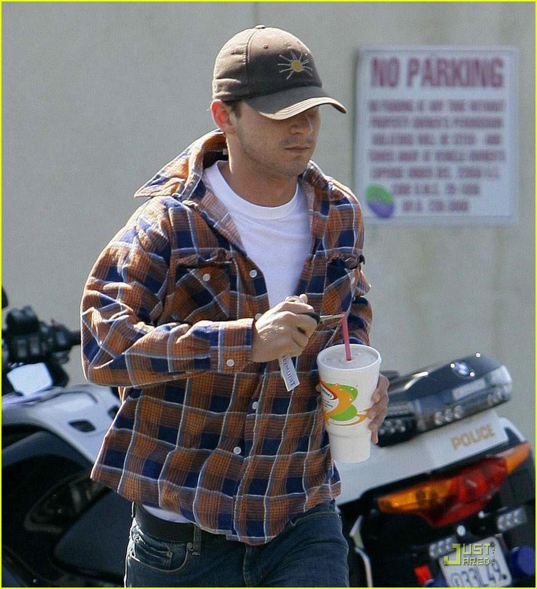/dateien/np66944,1289588353,shia-labeouf-robeks-cops-07