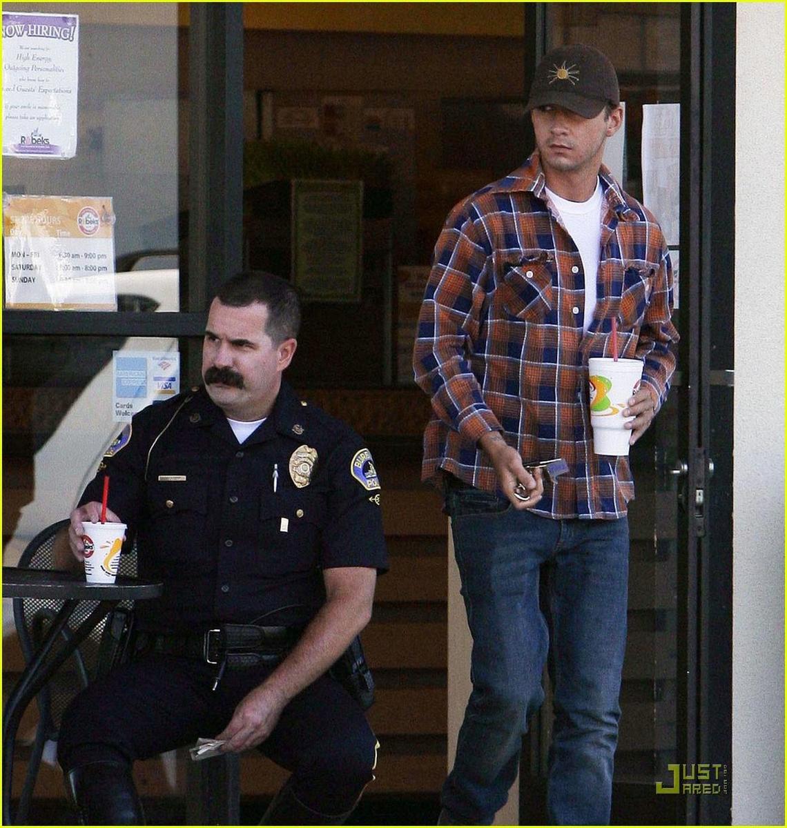 /dateien/np66944,1289588353,shia-labeouf-robeks-cops-08