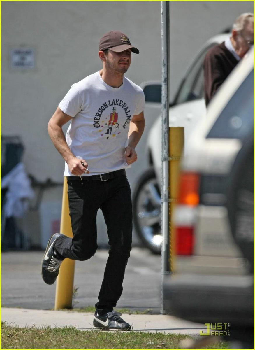 /dateien/np66944,1289590349,shia-labeouf-robeks-run-01