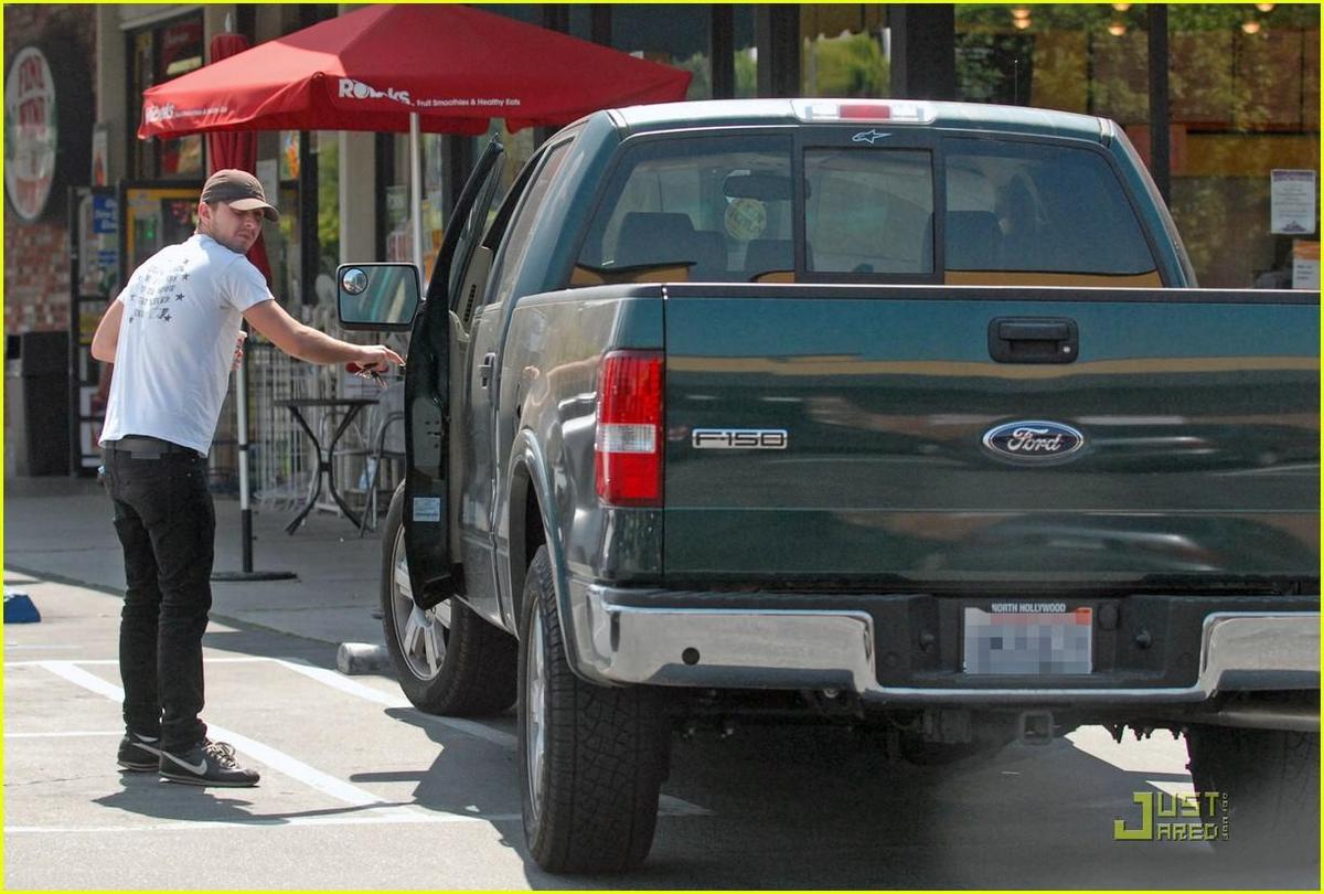 /dateien/np66944,1289590349,shia-labeouf-robeks-run-02