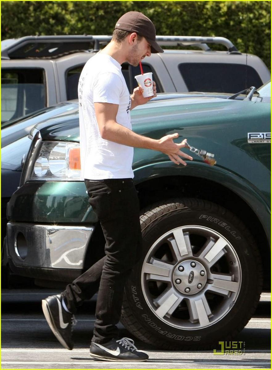/dateien/np66944,1289590560,shia-labeouf-robeks-run-04