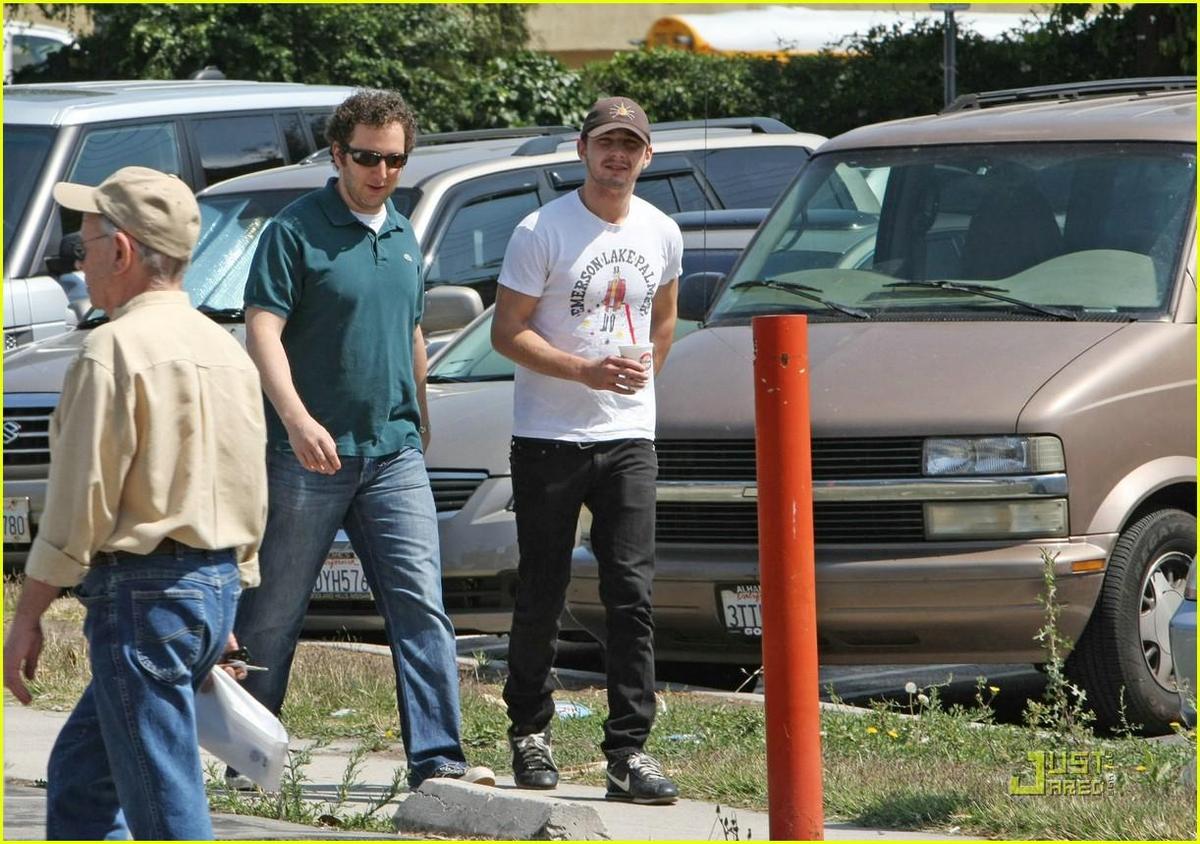 /dateien/np66944,1289590560,shia-labeouf-robeks-run-05