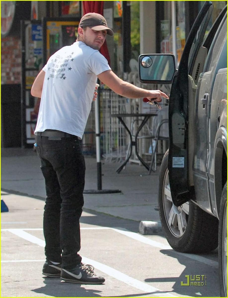 /dateien/np66944,1289590985,shia-labeouf-robeks-run-08