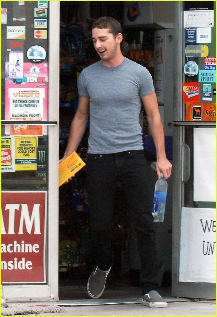 /dateien/np66944,1289591135,shia-labeouf-red-bull-02
