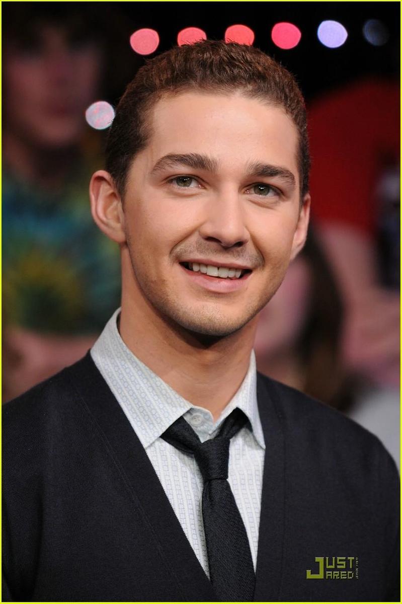 /dateien/np66944,1289591649,shia-labeouf-harrison-ford-laughing-06