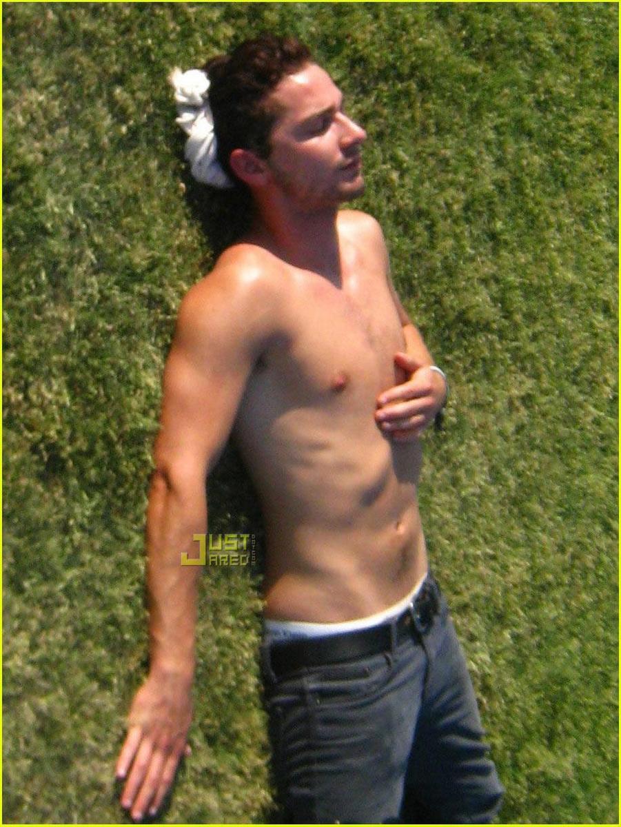 /dateien/np66944,1289663792,shia-labeouf-shirtless-coachella-02