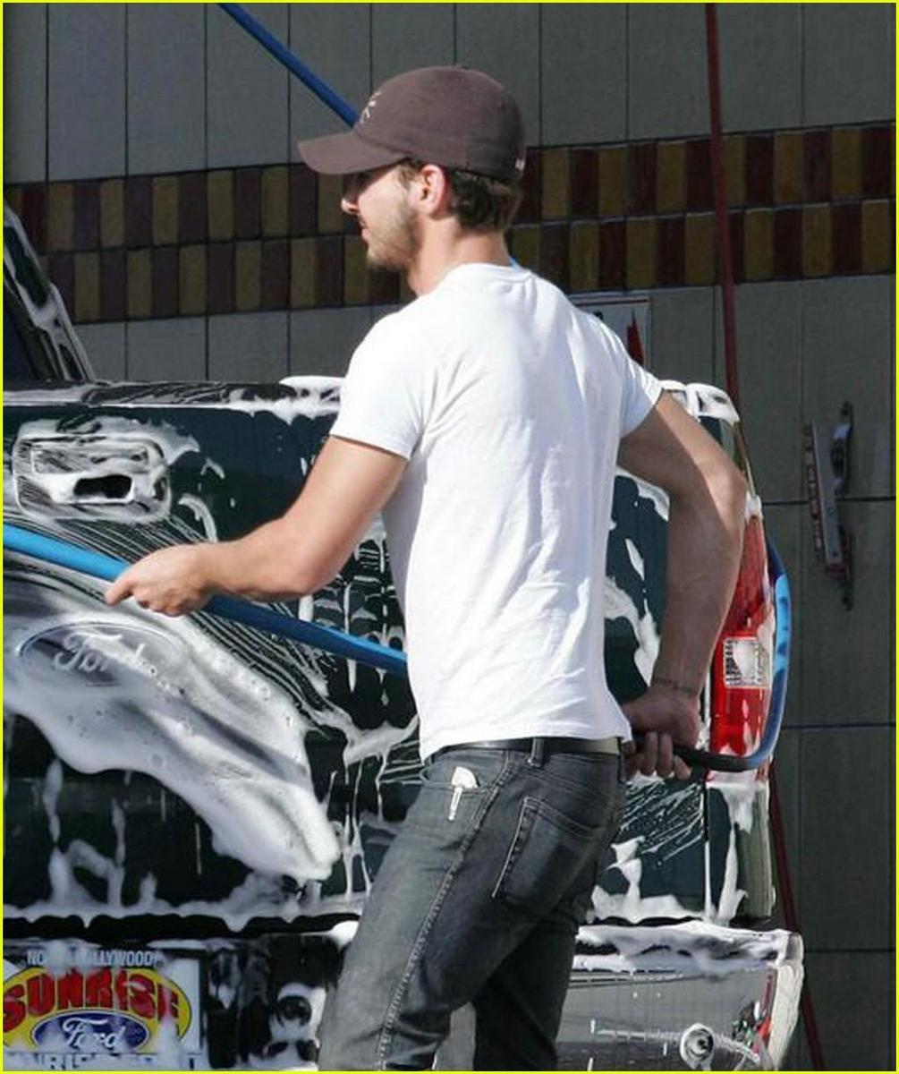 /dateien/np66944,1289665304,shia-labeouf-car-wash-02
