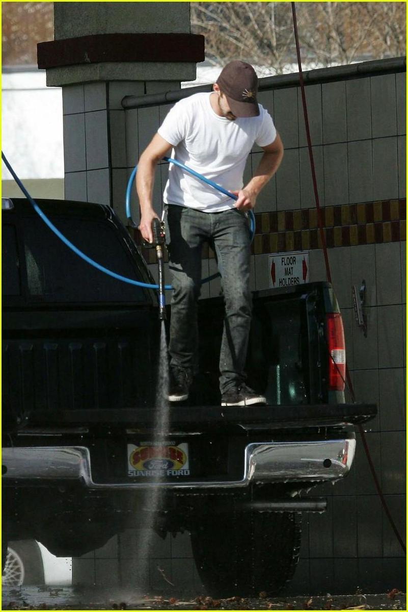 /dateien/np66944,1289665458,shia-labeouf-car-wash-05