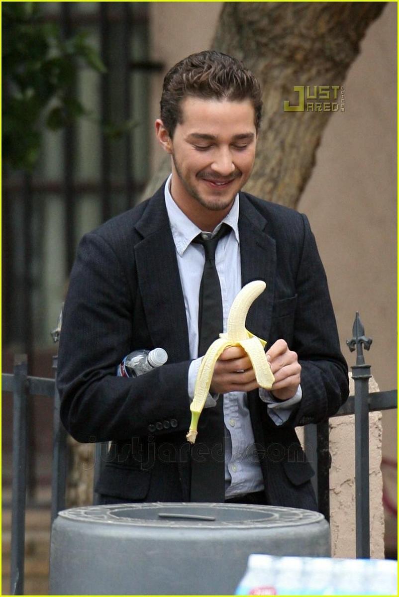/dateien/np66944,1289675902,shia-labeouf-banana-break-02