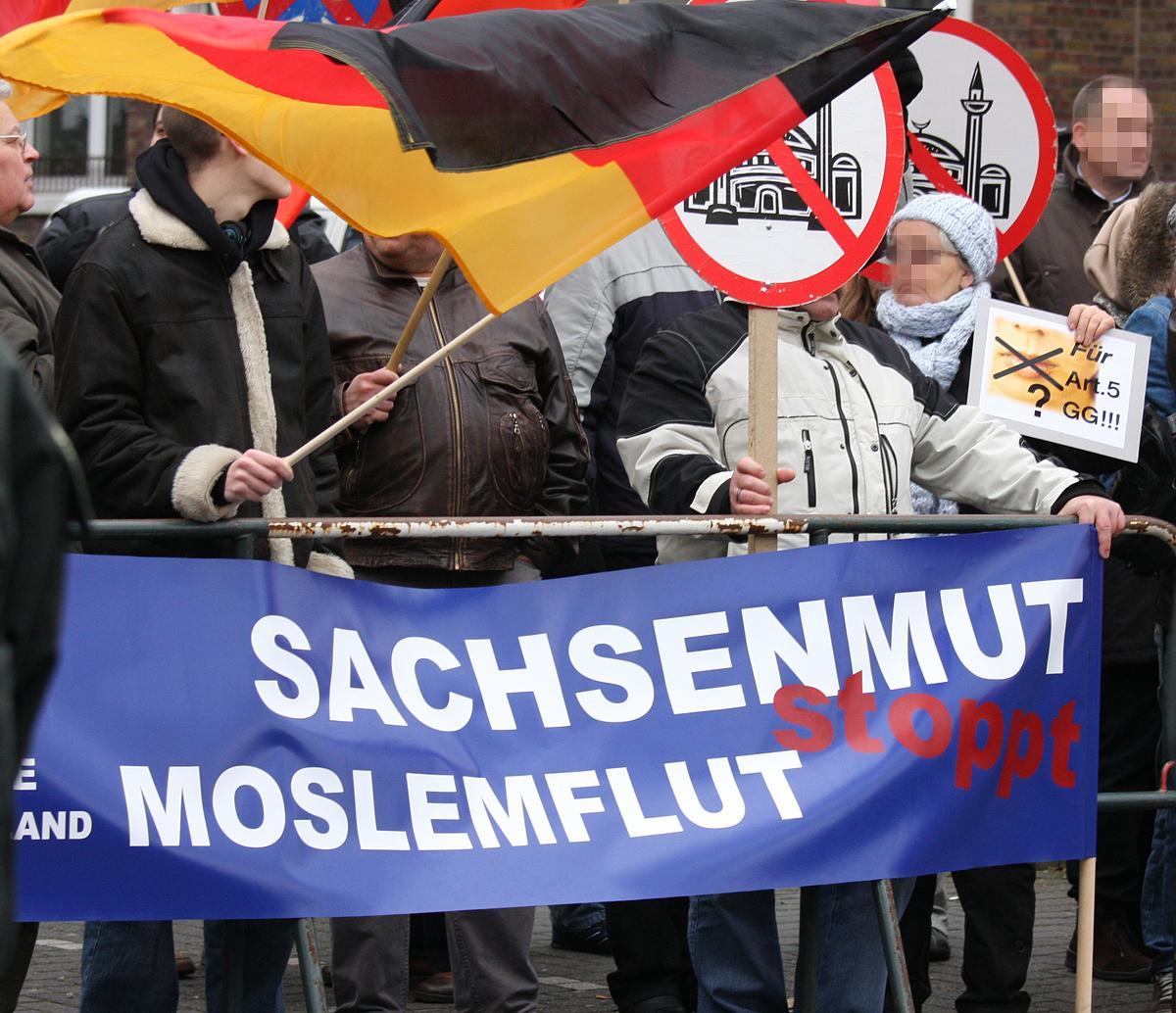 /dateien/pr54026,1244327824,Arbeit familie vaterland transparent sachsenmut stoppt moslemflut