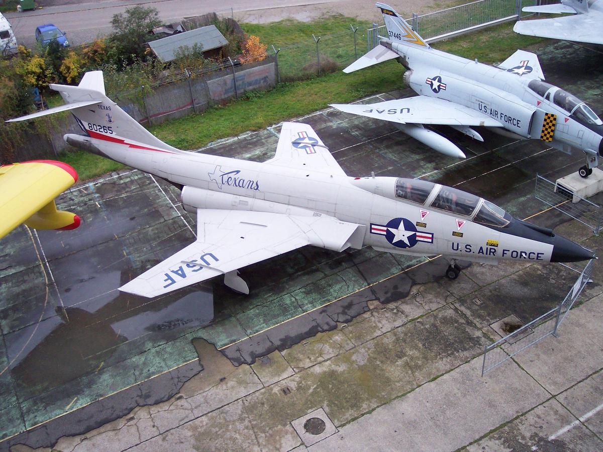 /dateien/uh60626,1270664461,McDonnell F-101 Voodoo high