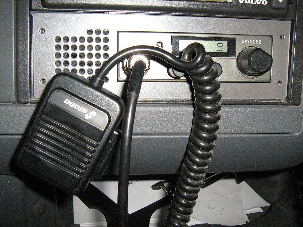 1024px-CB-FunkgerC3A4t im LKW