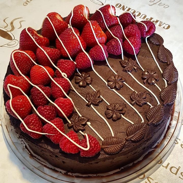 1010960-960x720-dreilagige-schokotorte