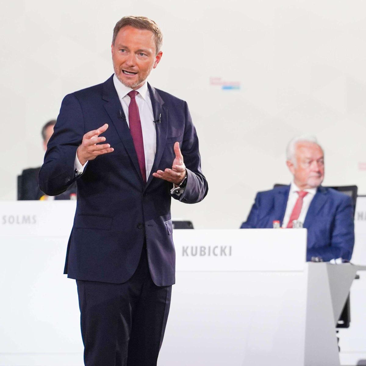 25954853-christian-lindner-haelt-eine-re