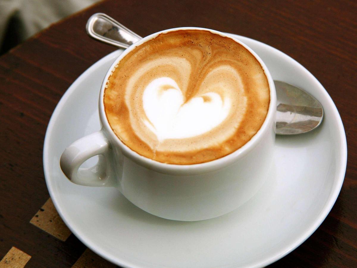 tasse-cappuccino-milchschaum-in-herzform