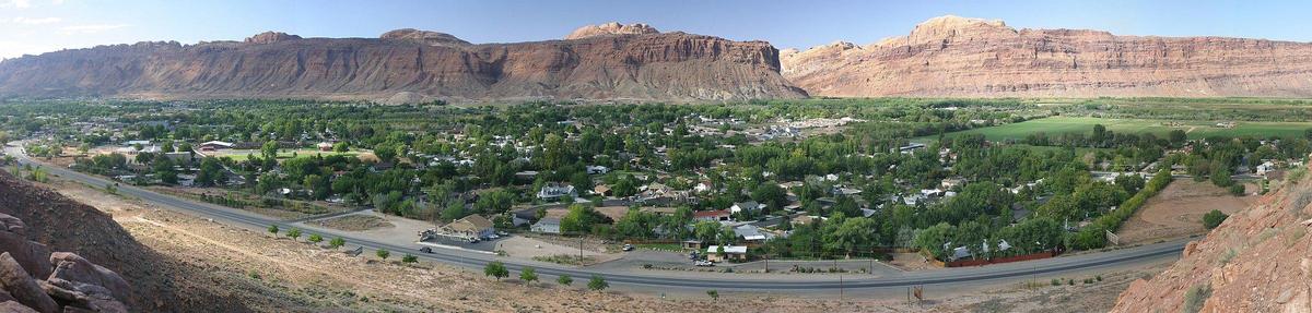 2400px-Moab view from the Canyon wall - 