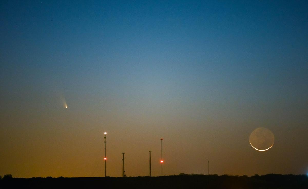 Comet-PanStarrs-Crescent-Moon-2sec-3-12-