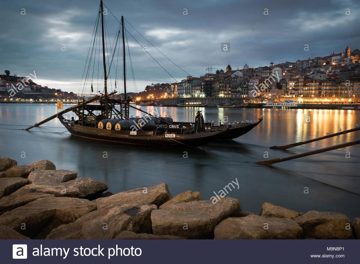 alte-schiff-auf-dem-fluss-duoro-in-porto