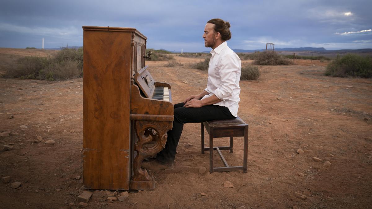 upright-on-sundance-now tim-minchin-as-l