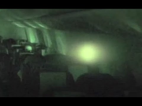 Youtube: Total selten. Kugelblitz innerhalb einer Flugzeuges !
