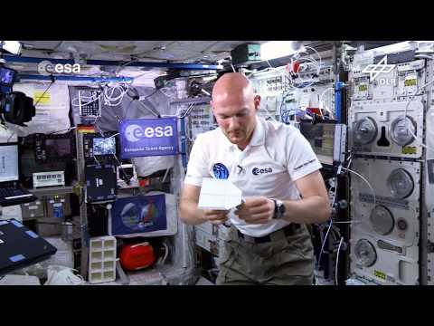 Youtube: Alexander Gerst: Papierflieger und Mini-Heli (Flying Classroom)