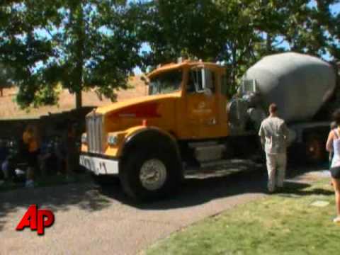 Youtube: Michael Jackson Fans Flock to Neverland Ranch