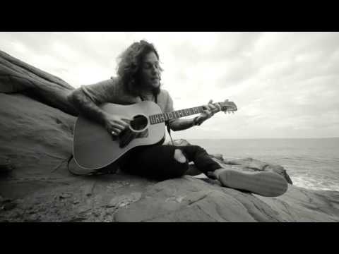 Youtube: Enrico Nigiotti - Nel silenzio di mille parole - Live al Boccale (Livorno)
