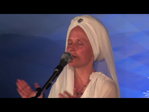 Youtube: Snatam Kaur Live at Sat Nam Fest: Awakening (Ek Ong Kar Sat Nam Siri Wahe Guru)