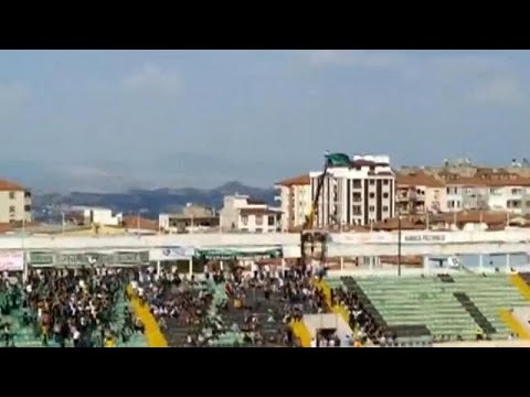 Youtube: Nach Stadionverbot: Türkischer Fußballfan verfolgt Spiel vom Kran aus