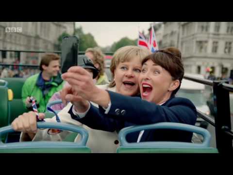 Youtube: Tracey Ullman - Angela Merkel Sings "99 Red Balloons" (Full Sketch)