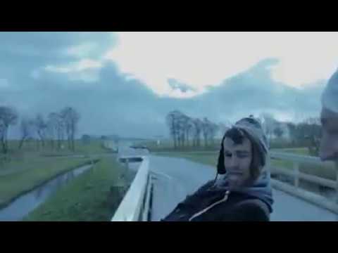 Youtube: Zwei Männer pinkeln von einer Brücke. Was dann passiert ist sehr witzig