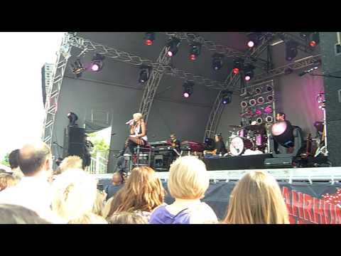 Youtube: Sarah Connor - Michael Jackson's He's out of my life - Parsdorf Segmüller Jahrhundertfeier 4.7.09