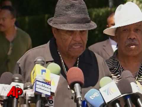 Youtube: Joe Jackson: 'I Wish Michael Could Be Here'