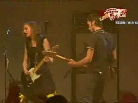 Youtube: Wir Sind Helden - Nur ein Wort Live @ Campus Invasion 2005