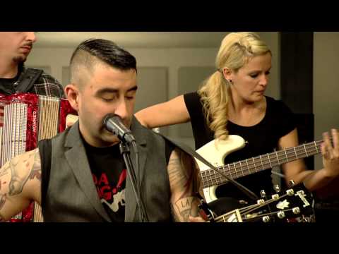 Youtube: Broilers - Singe, Seufze, Saufe (Live at joiz)