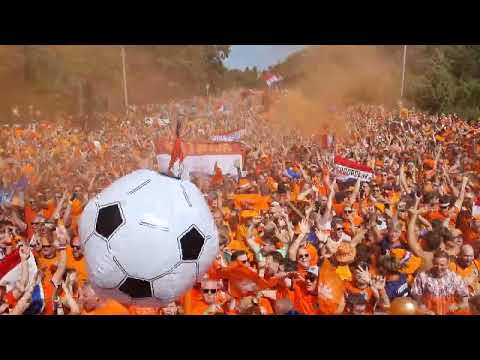 Youtube: Fanwalk Berlijn gaat los op Van Links naar rechts Olympiastadion 25 juni 2024.