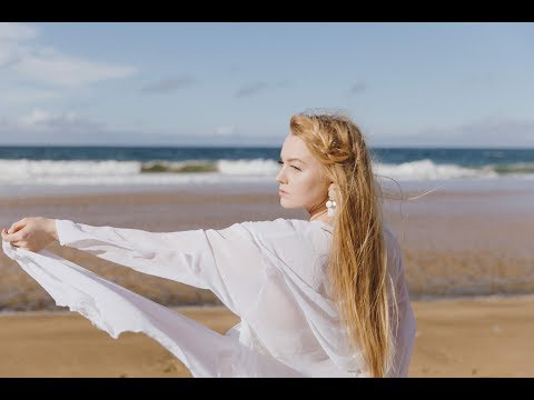 Youtube: Laura Lato - Schere Stein Papier [Official Video]