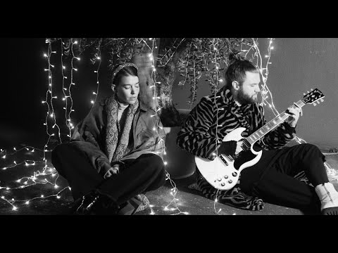 Youtube: FRIDA GOLD - Was ist Weihnachten für dich (OFFICIAL VIDEO)