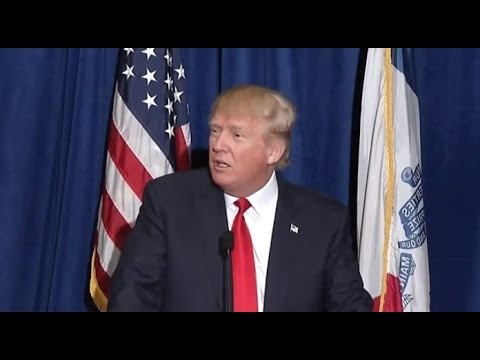Youtube: Donald Trump tells dogs to "sit down"